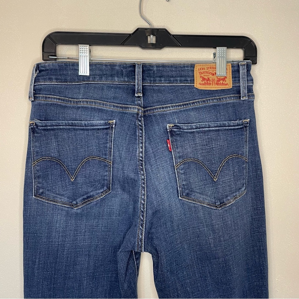 Women’s Levi Jeans - Picture 3 of 5